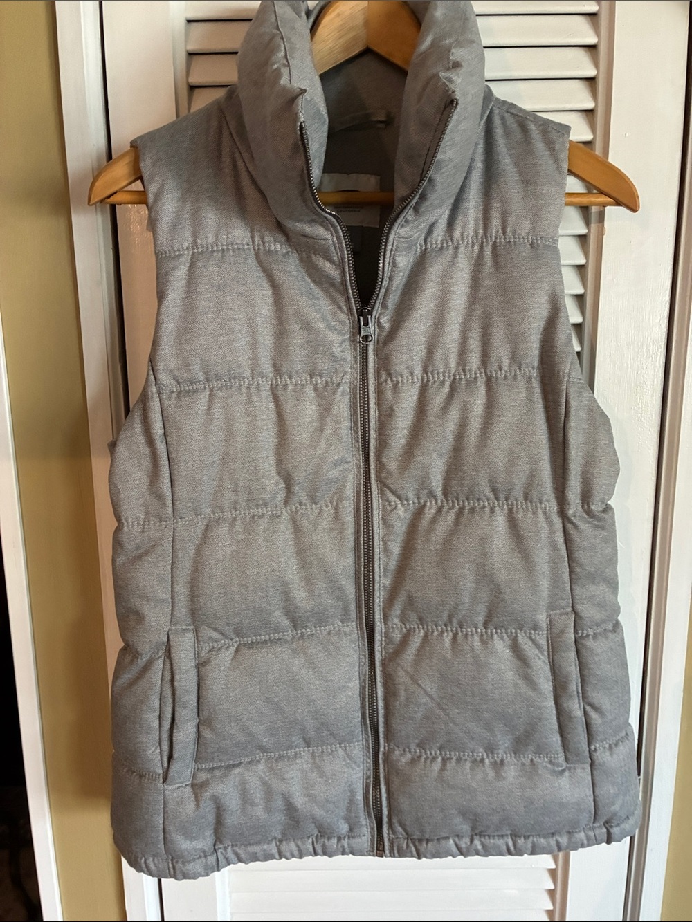 Old Navy Women's Light Gray Quilted Puffer Vest